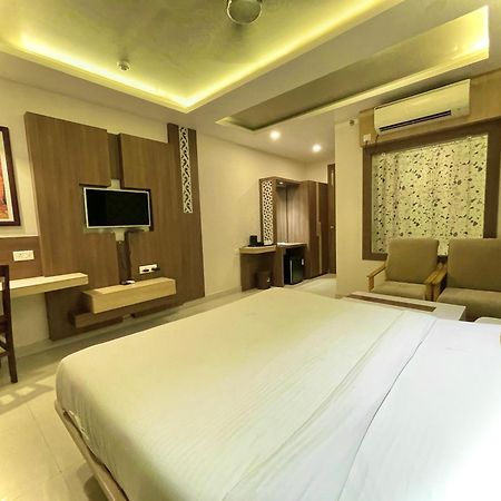 Hotel Kuber Palace ! Puri Near-Sea-Beach-And-Temple Fully-Air-Conditioned-Hotel With-Lift-And-Parking-Facility 외부 사진