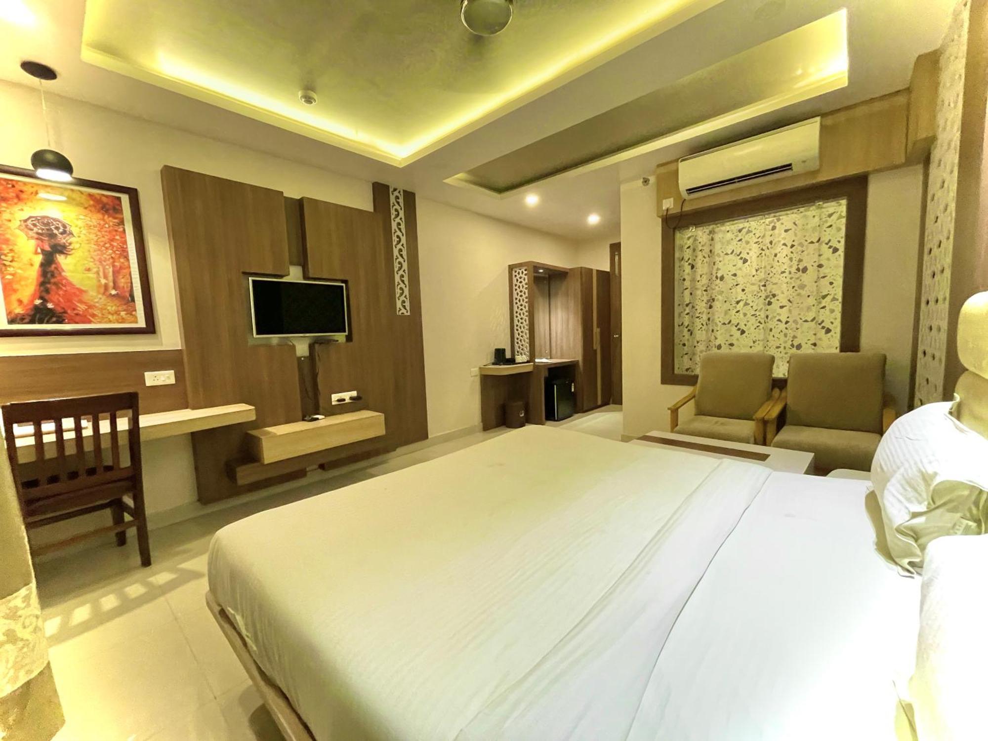 Hotel Kuber Palace ! Puri Near-Sea-Beach-And-Temple Fully-Air-Conditioned-Hotel With-Lift-And-Parking-Facility 외부 사진