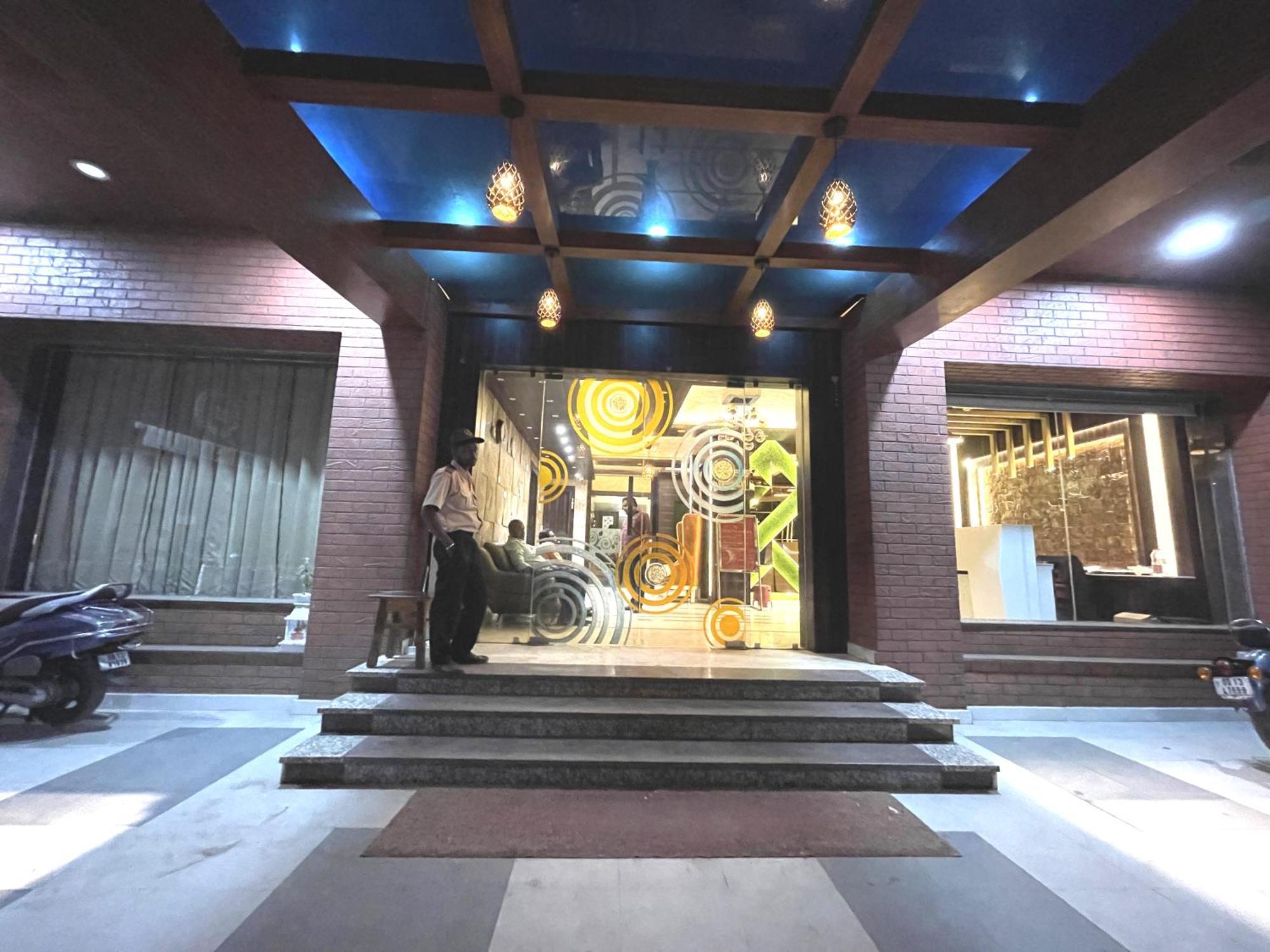 Hotel Kuber Palace ! Puri Near-Sea-Beach-And-Temple Fully-Air-Conditioned-Hotel With-Lift-And-Parking-Facility 외부 사진
