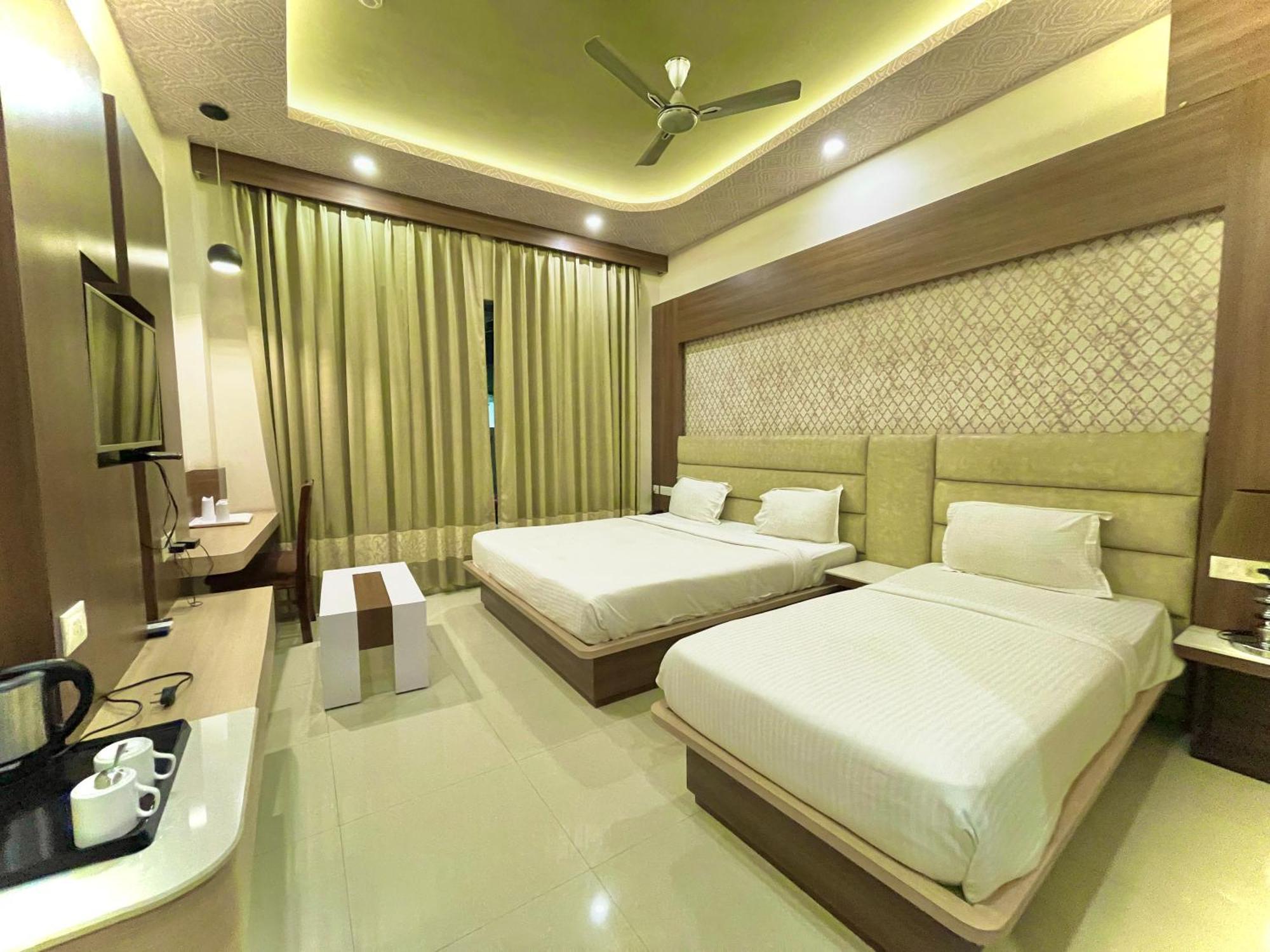 Hotel Kuber Palace ! Puri Near-Sea-Beach-And-Temple Fully-Air-Conditioned-Hotel With-Lift-And-Parking-Facility 외부 사진