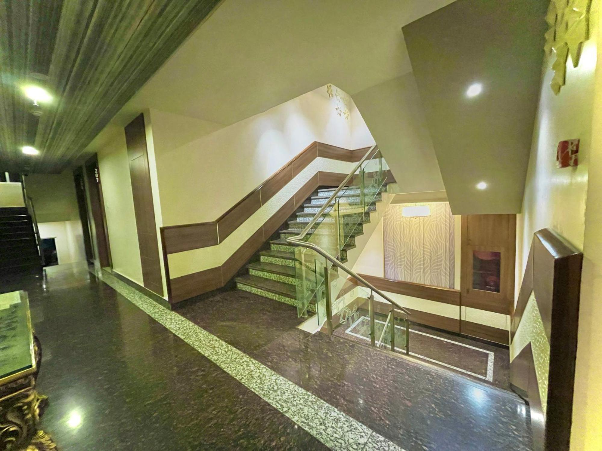 Hotel Kuber Palace ! Puri Near-Sea-Beach-And-Temple Fully-Air-Conditioned-Hotel With-Lift-And-Parking-Facility 외부 사진