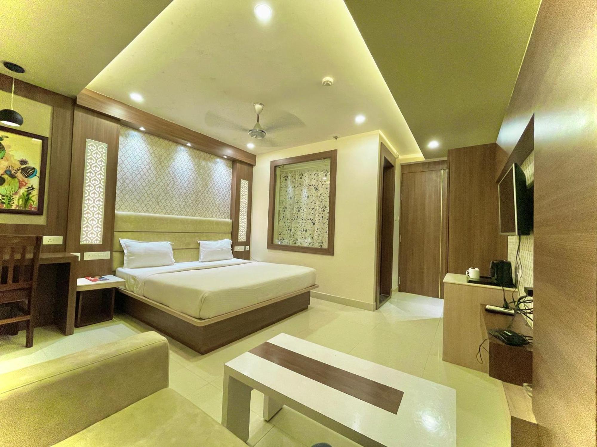 Hotel Kuber Palace ! Puri Near-Sea-Beach-And-Temple Fully-Air-Conditioned-Hotel With-Lift-And-Parking-Facility 외부 사진