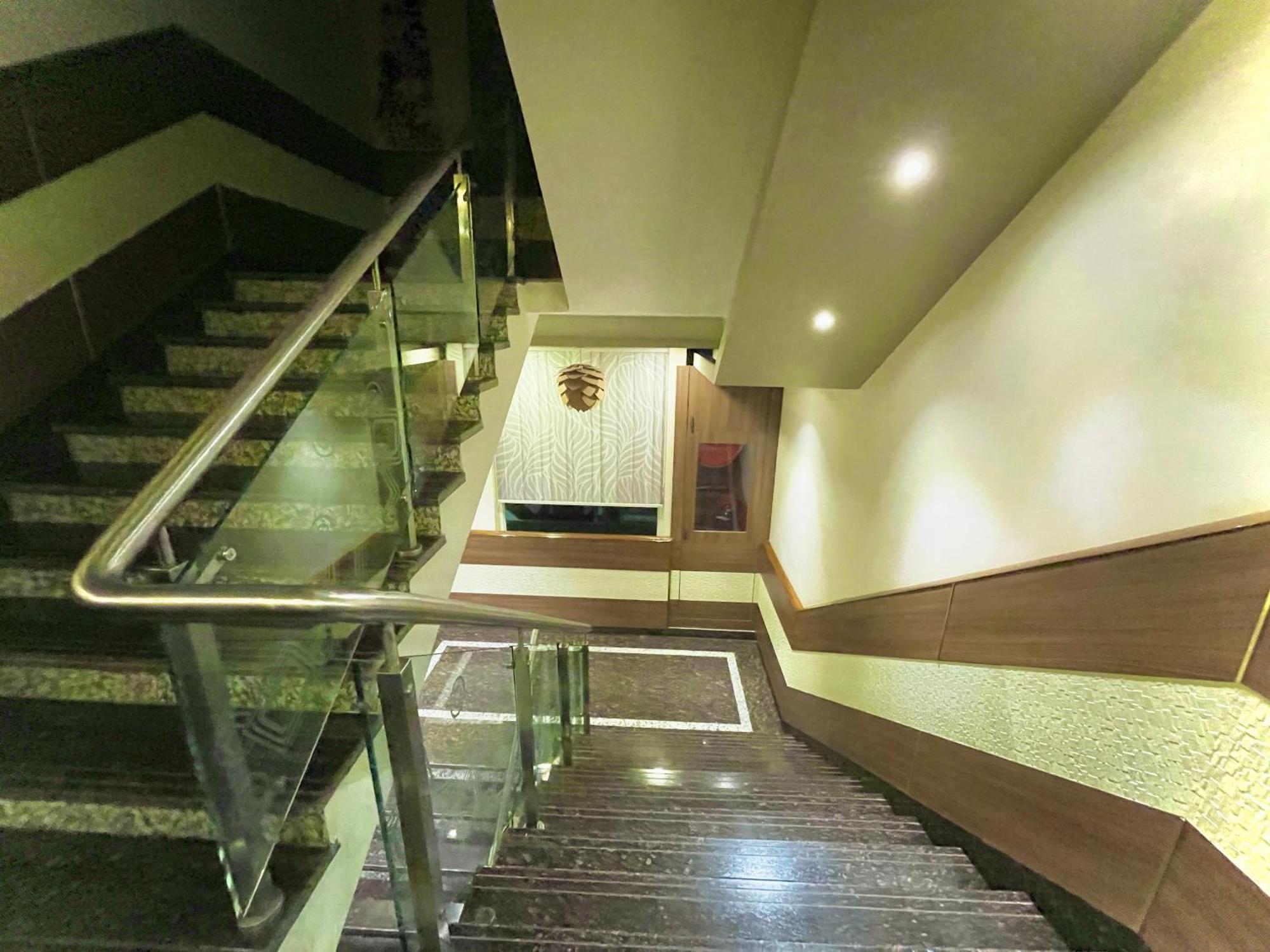 Hotel Kuber Palace ! Puri Near-Sea-Beach-And-Temple Fully-Air-Conditioned-Hotel With-Lift-And-Parking-Facility 외부 사진