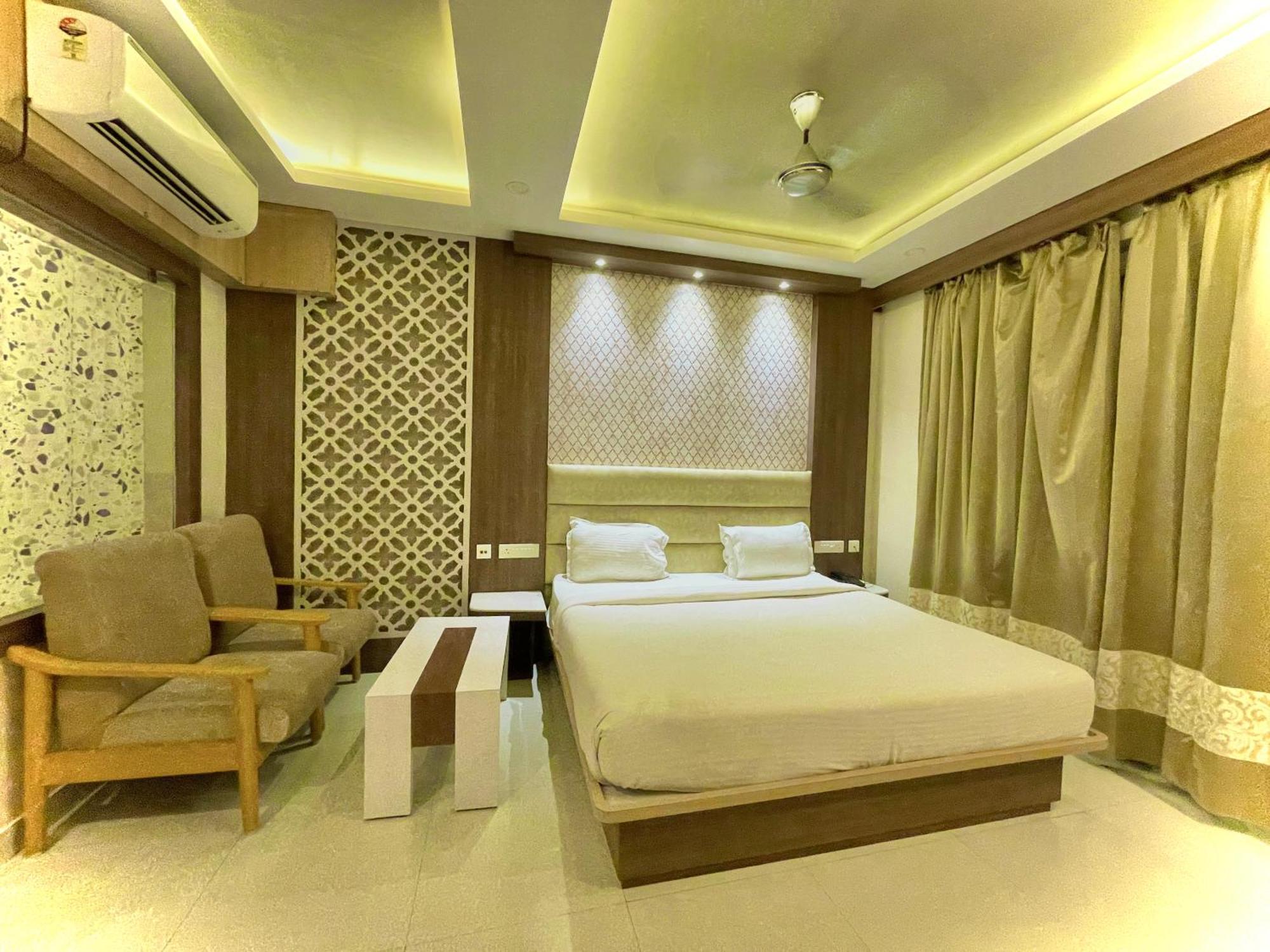 Hotel Kuber Palace ! Puri Near-Sea-Beach-And-Temple Fully-Air-Conditioned-Hotel With-Lift-And-Parking-Facility 외부 사진
