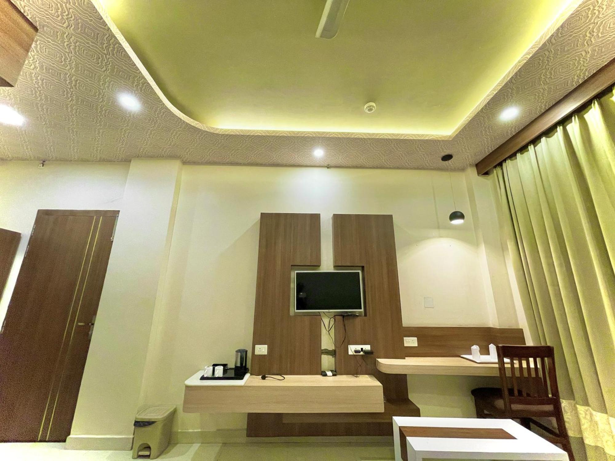 Hotel Kuber Palace ! Puri Near-Sea-Beach-And-Temple Fully-Air-Conditioned-Hotel With-Lift-And-Parking-Facility 외부 사진