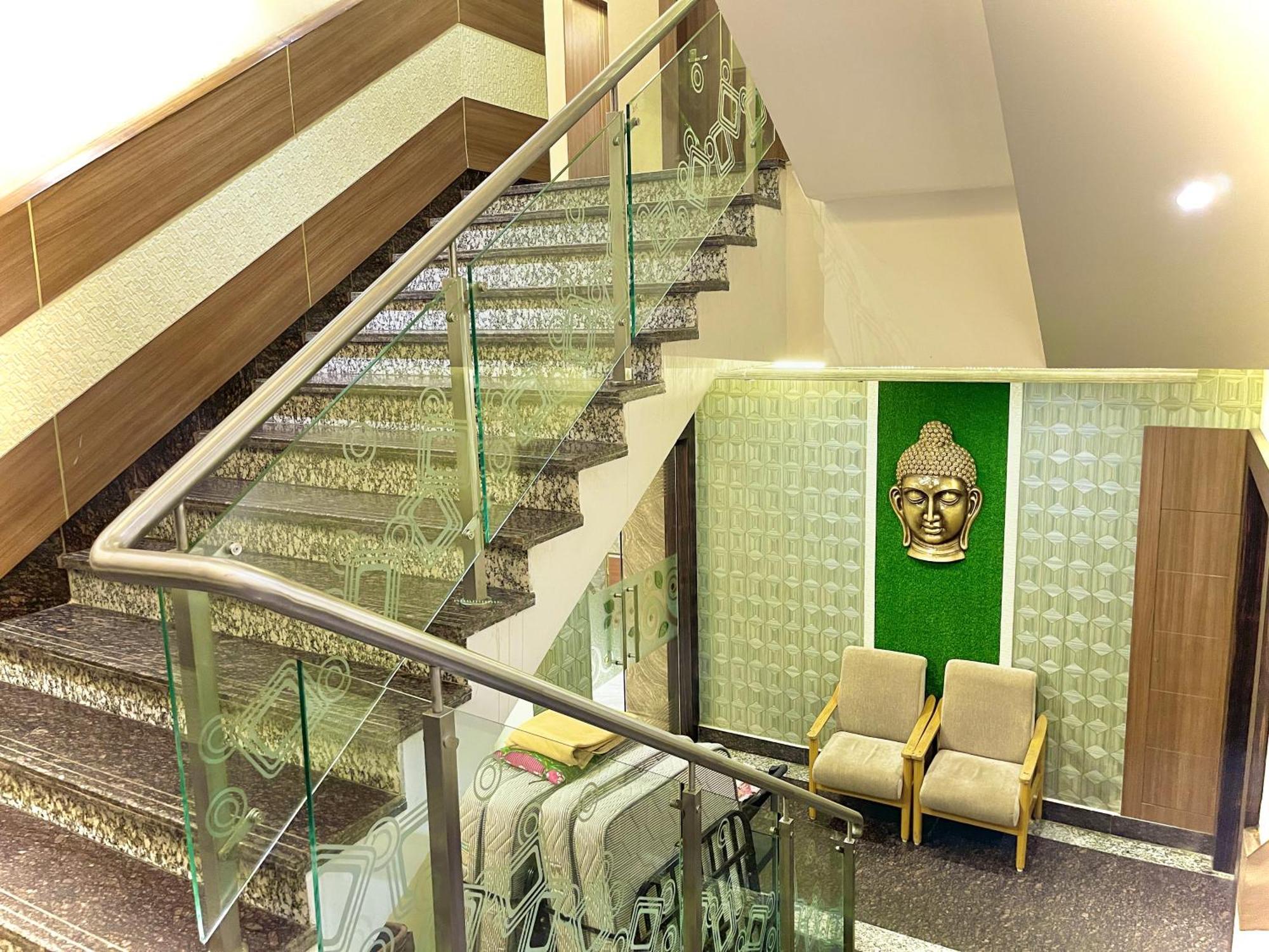 Hotel Kuber Palace ! Puri Near-Sea-Beach-And-Temple Fully-Air-Conditioned-Hotel With-Lift-And-Parking-Facility 외부 사진